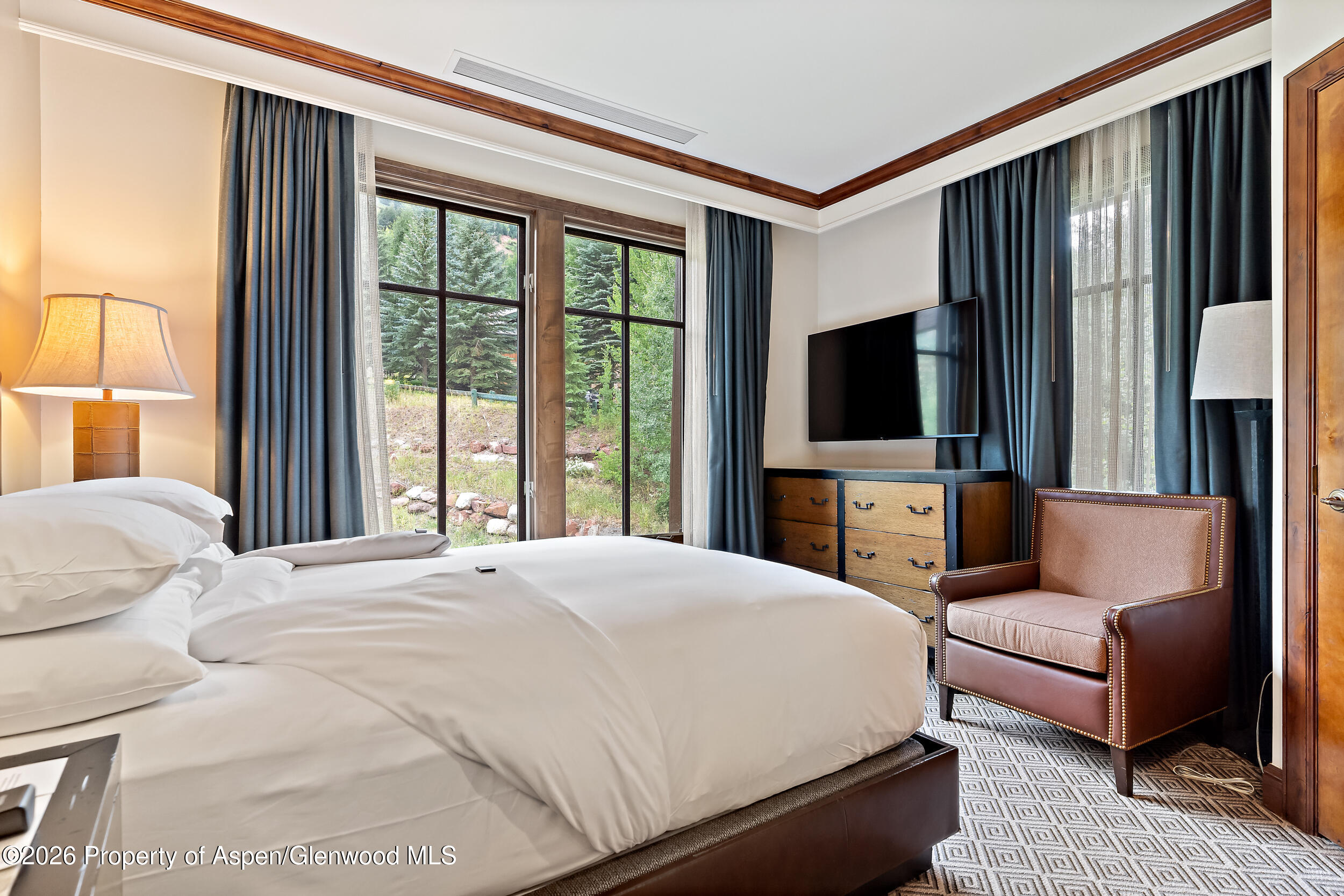 39 Boomerang Road, Unit 8210/WINTER INTEREST 3 Aspen, CO 81611 - Photo 12 of 44 a bedroom with a bed window tv and couch