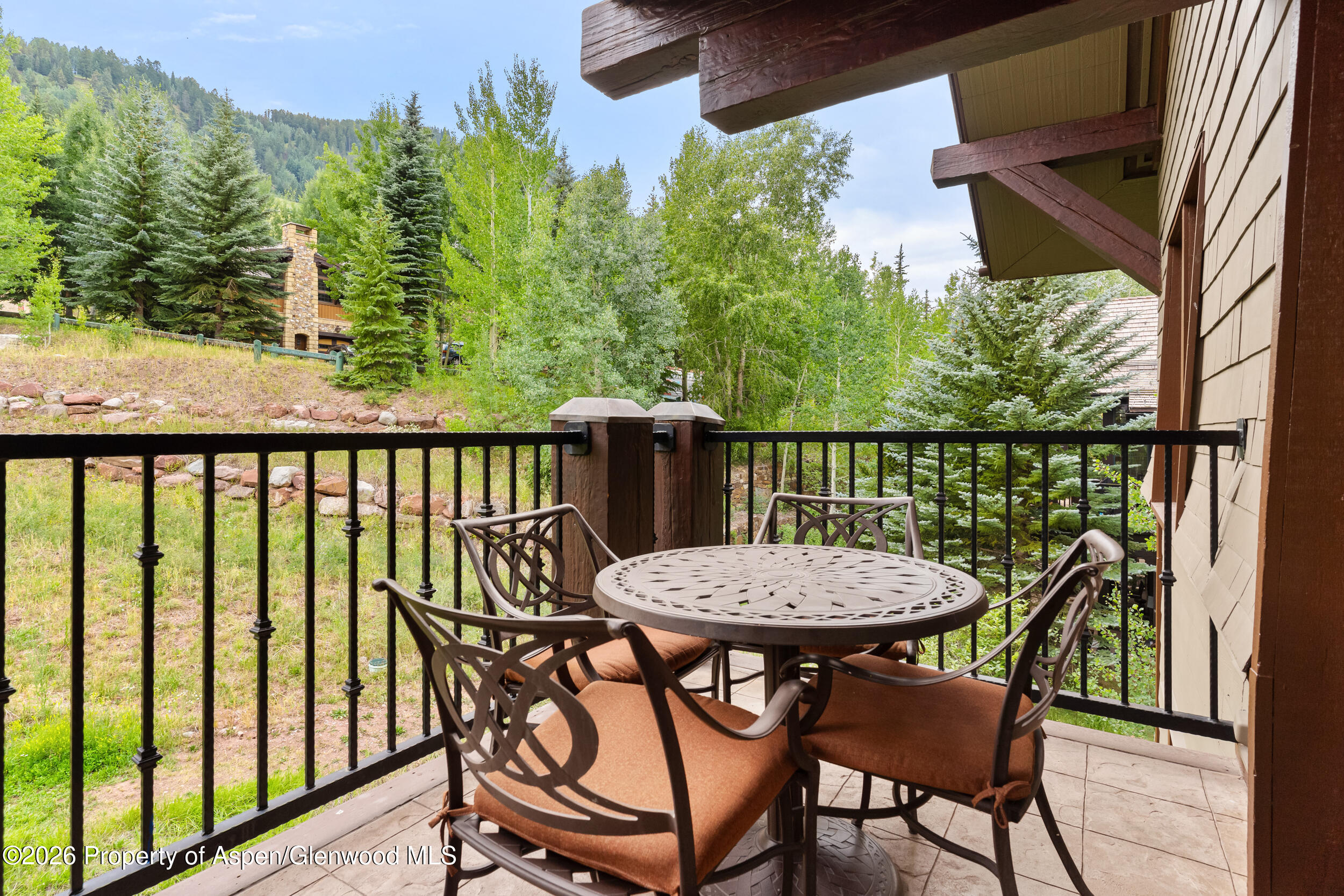 39 Boomerang Road, Unit 8210/WINTER INTEREST 3 Aspen, CO 81611 - Photo 15 of 44 a view of a balcony with a table and chairs