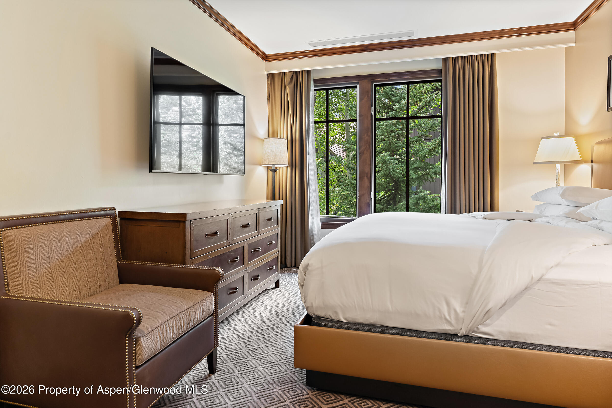 39 Boomerang Road, Unit 8210/WINTER INTEREST 3 Aspen, CO 81611 - Photo 17 of 44 a bed sitting in a bedroom next to a window