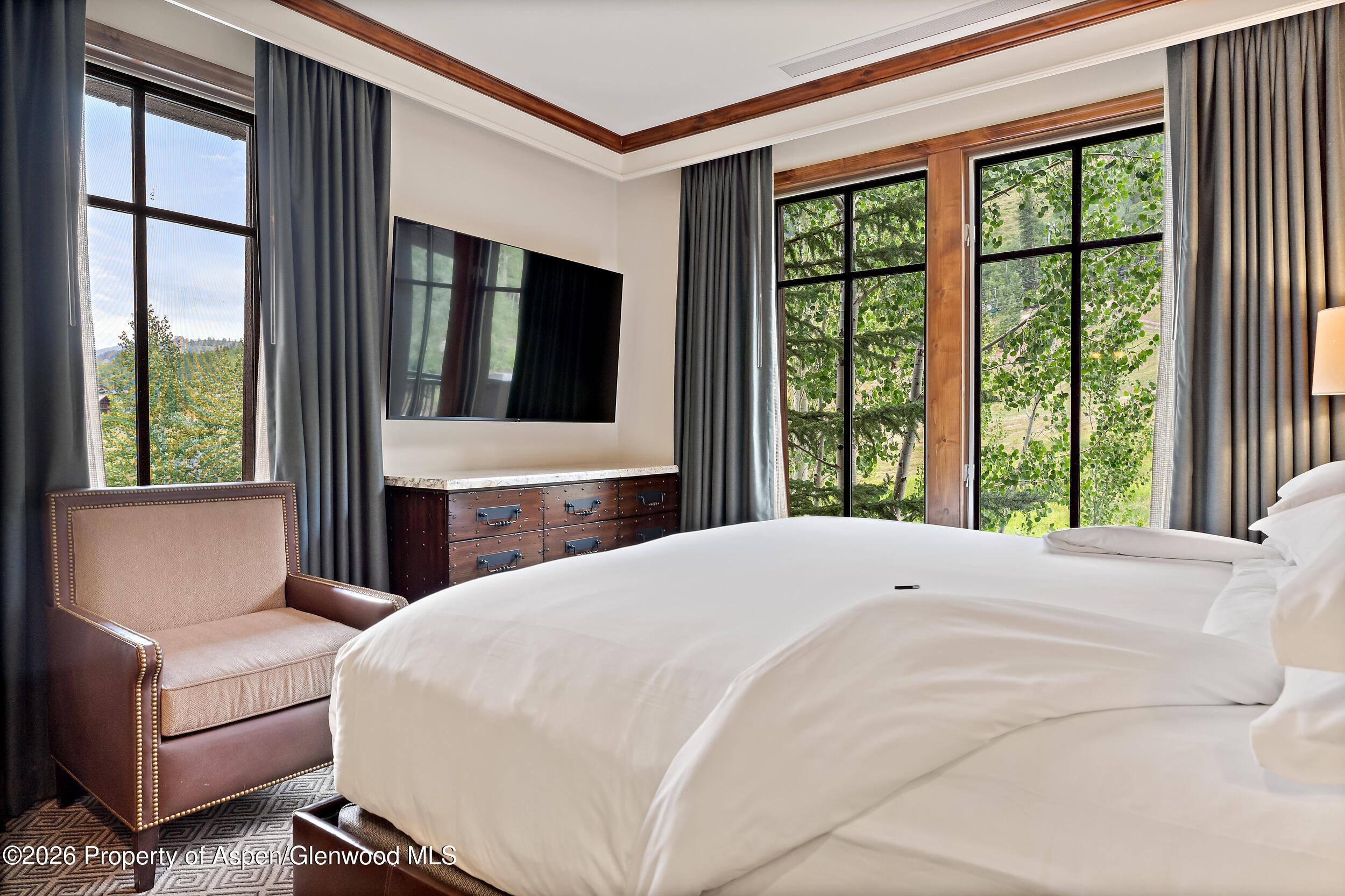 39 Boomerang Road, Unit 8210/WINTER INTEREST 3 Aspen, CO 81611 - Photo 9 of 44 a bedroom with a large bed and a large window