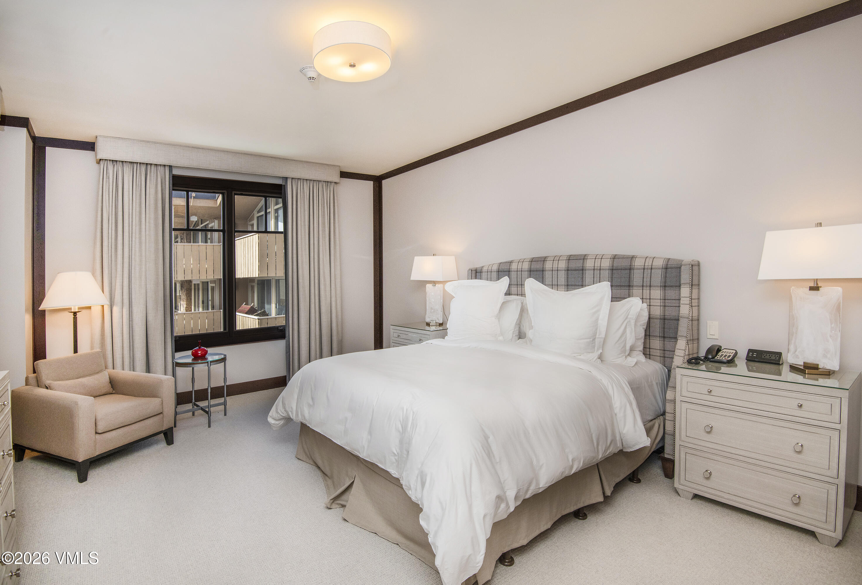 1 Vail Road, Unit 7105F Vail, CO 81657 - Photo 18 of 25 a bedroom with a bed and a couch