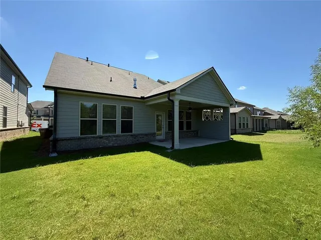a view of yard with green space