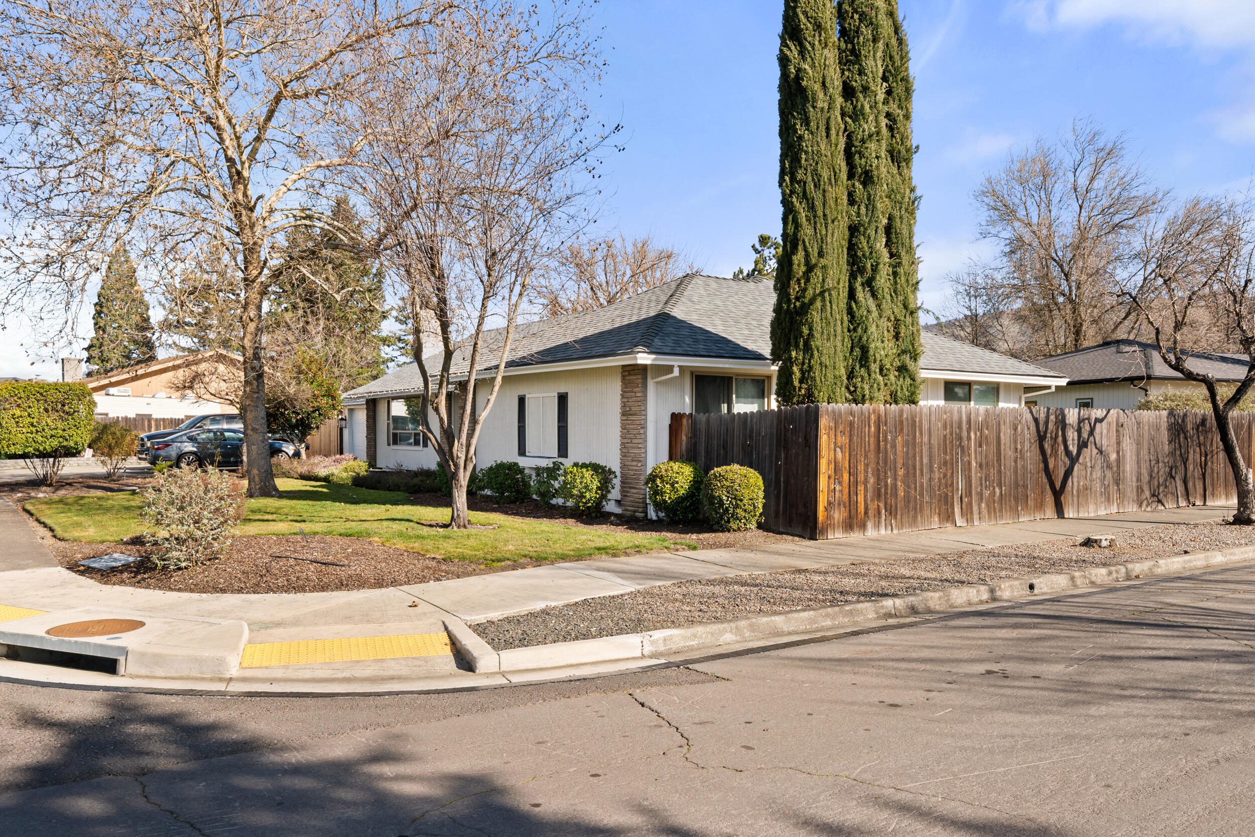2906 Aldersgate Road Medford, OR 97504 - Photo 2 of 39 28_2906 aldersgate rd, medford-29