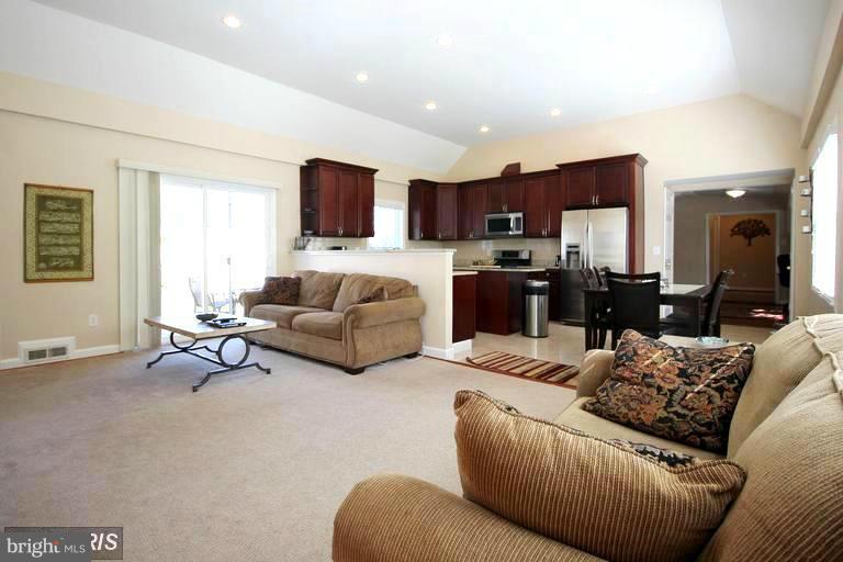 6720 Edsall Road Springfield, VA 22151 - Photo 3 of 26 Living Room