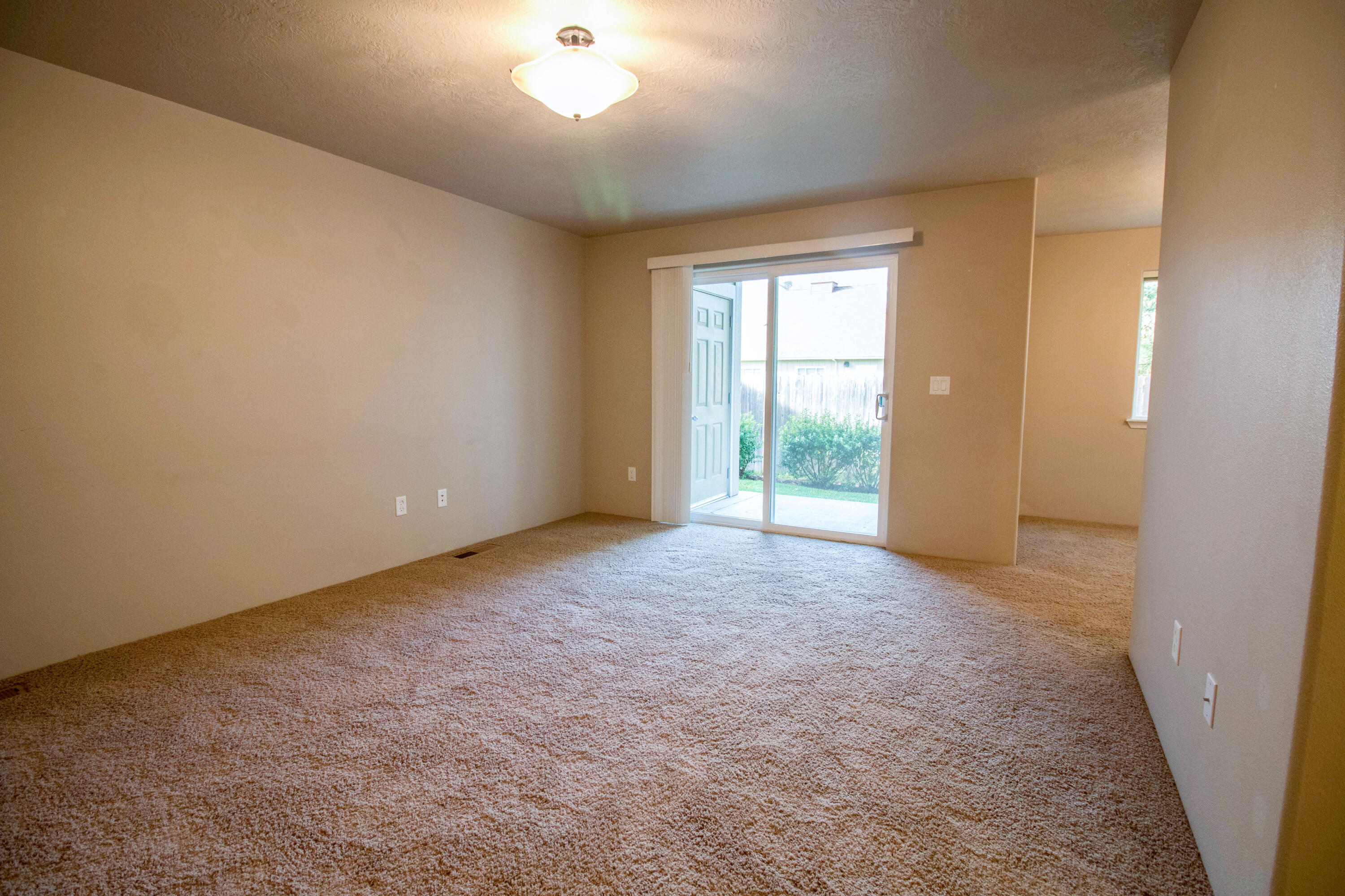 622-624 Midway Road Medford, OR 97501 - Photo 5 of 19 Living Room 2