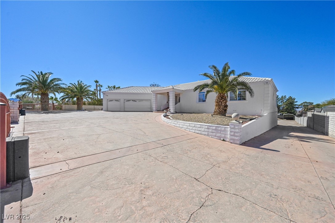 736 Kiel Street Henderson, NV 89015 - Photo 2 of 38 large drive with ample parking. 3 car garage and drive-through to the back of the lot