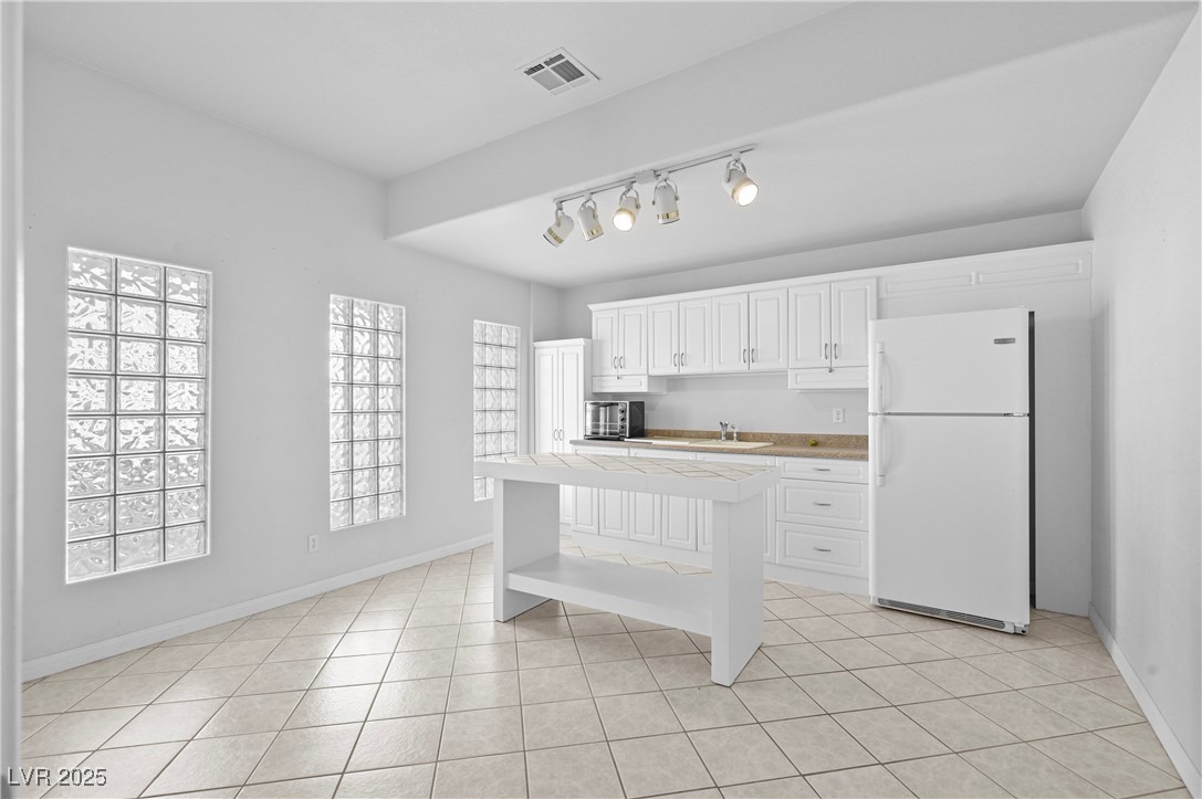736 Kiel Street Henderson, NV 89015 - Photo 28 of 38 Downstairs "Studio Suite" Kitchen