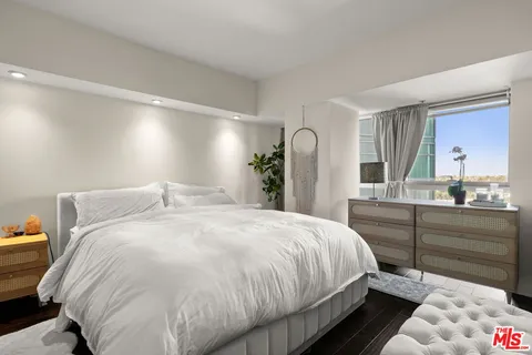 $799,000 | 13700 Marina Pointe Drive, Unit 809, Marina del Rey, CA 90292