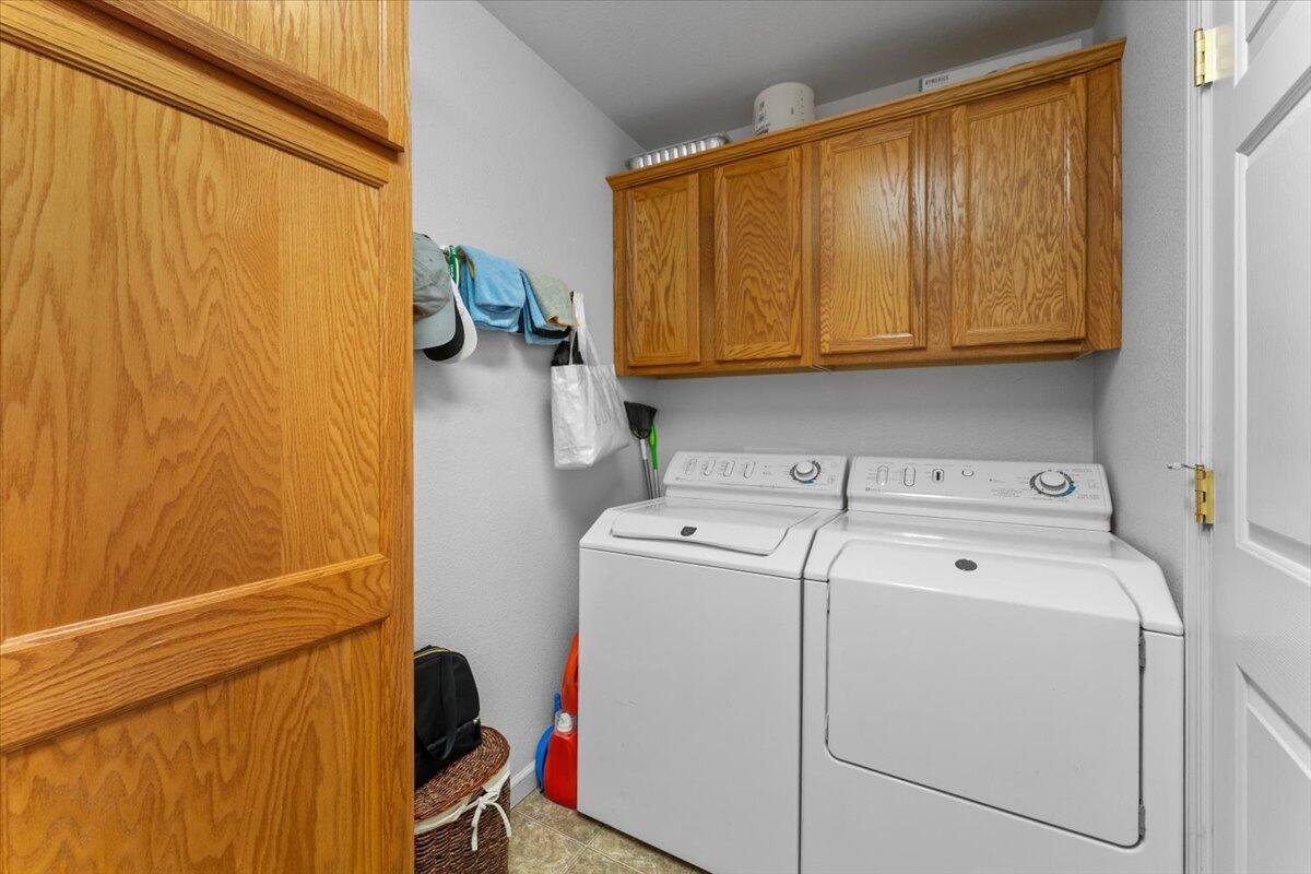 732 Stonebriar Trail Redding, CA 96003 - Photo 15 of 29 a utility room with dryer and washer