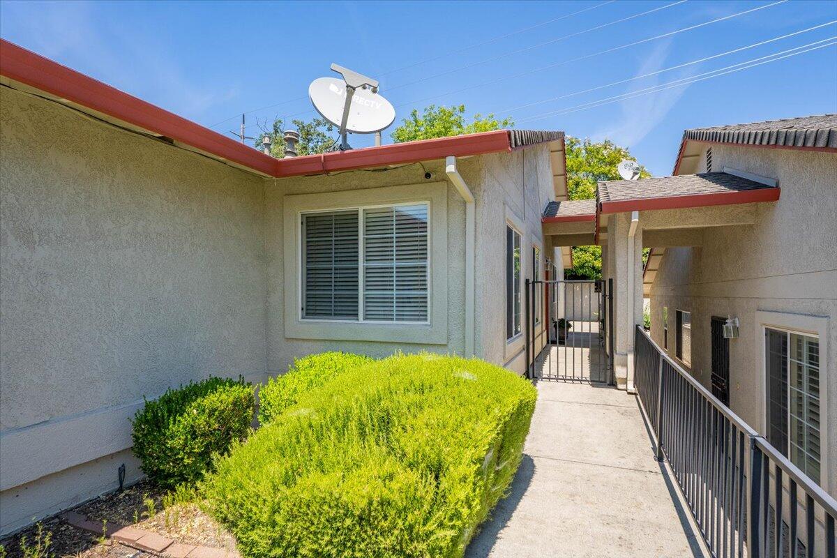 732 Stonebriar Trail Redding, CA 96003 - Photo 4 of 29 a front view of a house