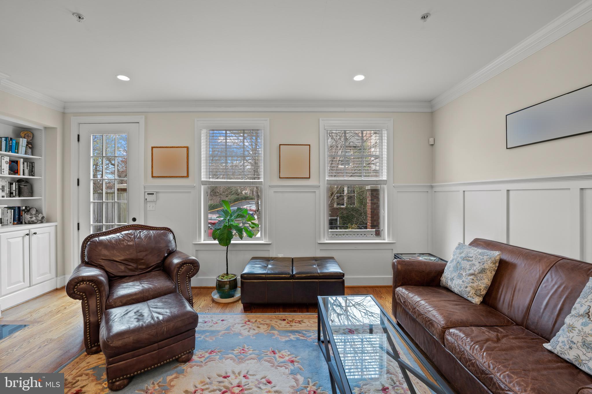 8914 Courts Way Silver Spring, MD 20910 - Photo 18 of 48 Living Room