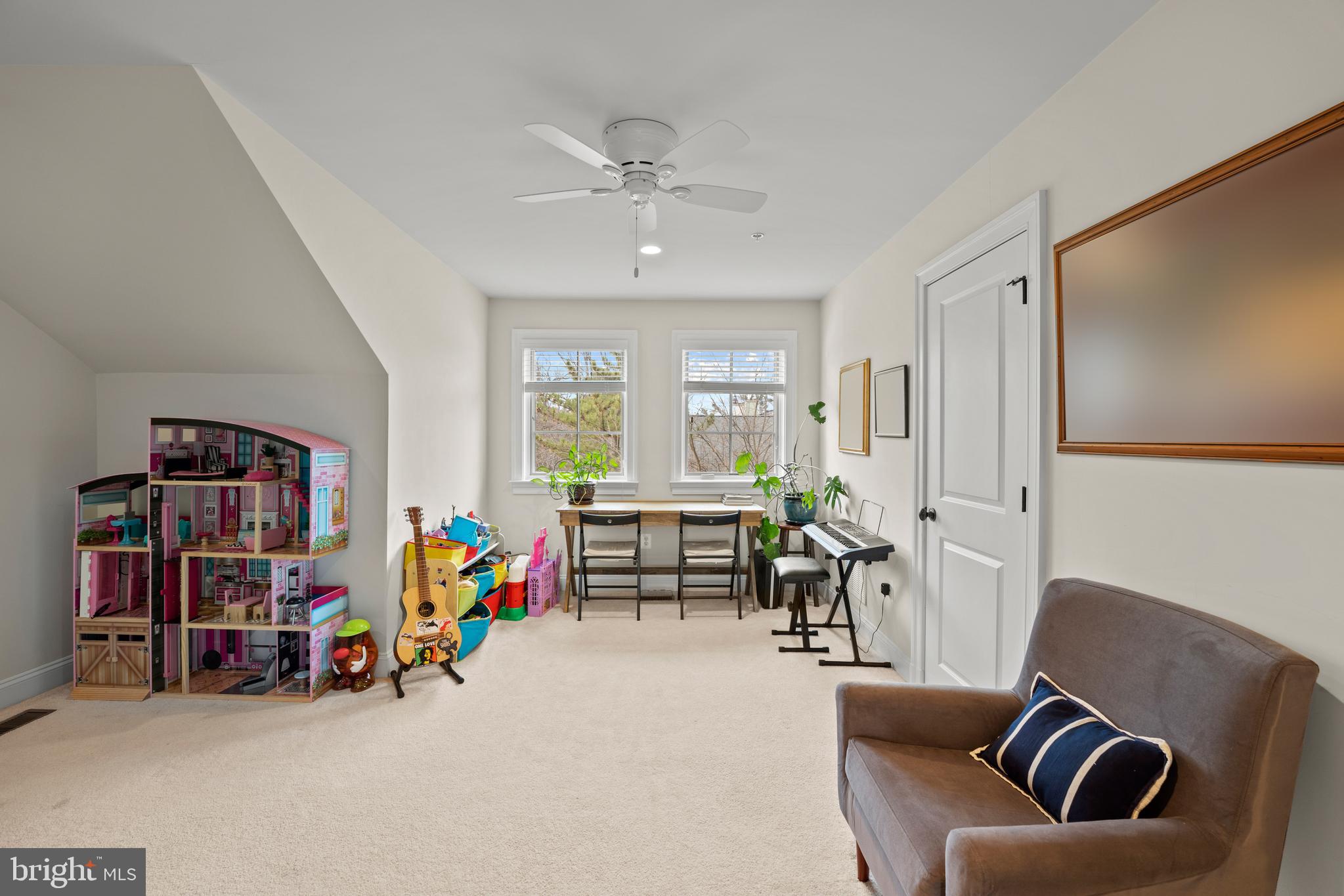 8914 Courts Way Silver Spring, MD 20910 - Photo 30 of 48 Top Floor Living Area