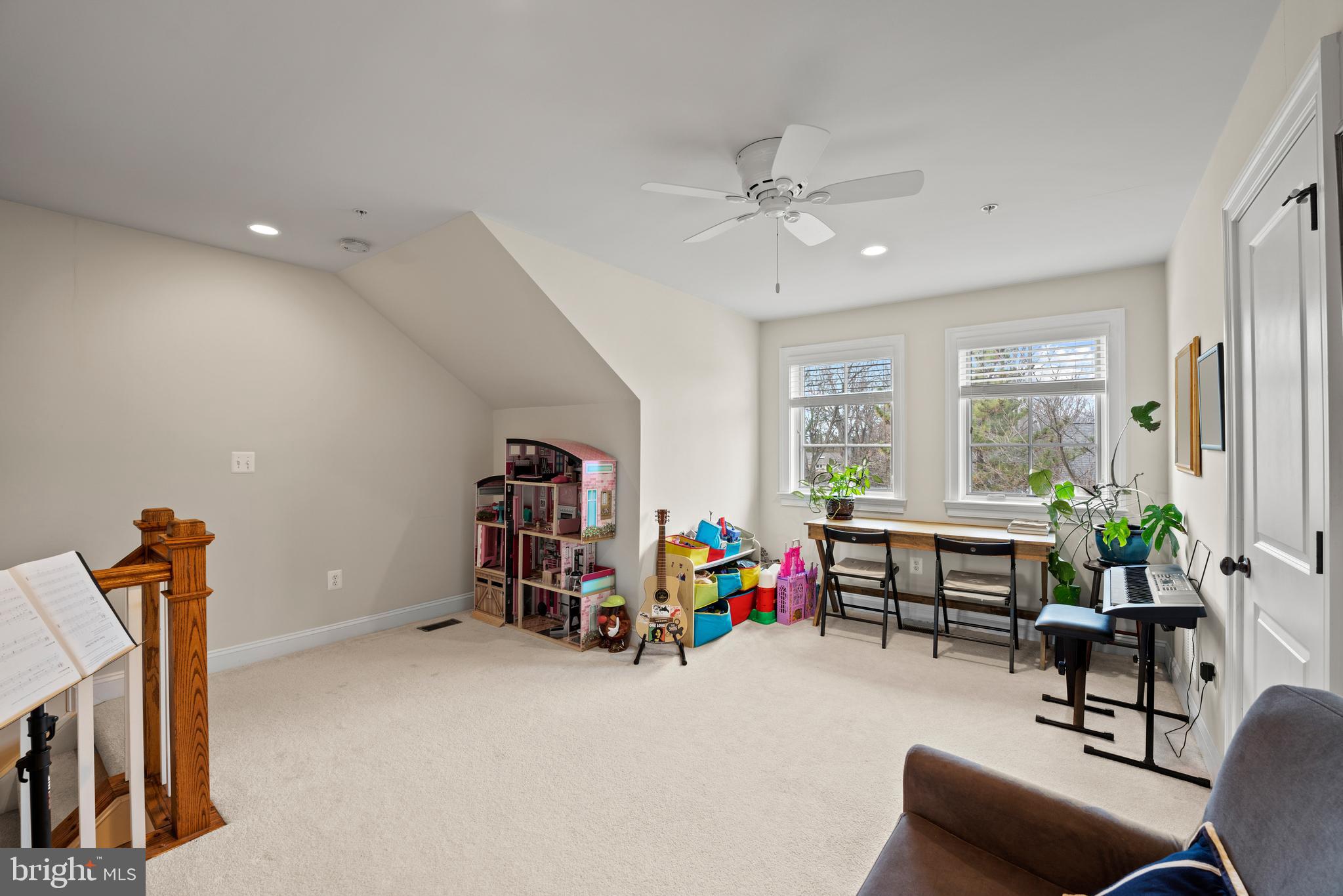 8914 Courts Way Silver Spring, MD 20910 - Photo 31 of 48 Top Floor Living Area