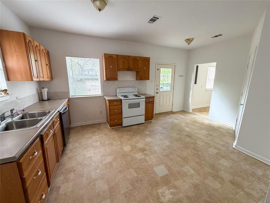 114 East Hull Street Denison, TX 75021 - Photo 9 of 19