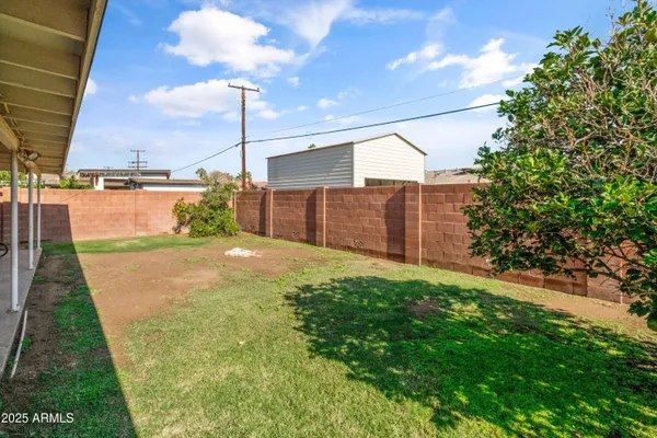 a view of a backyard with pathway