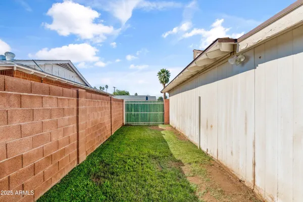 a view of a backyard with pathway