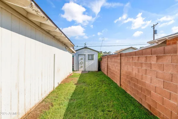 a view of a backyard with pathway