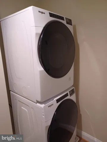 a close up view of a washer and dryer