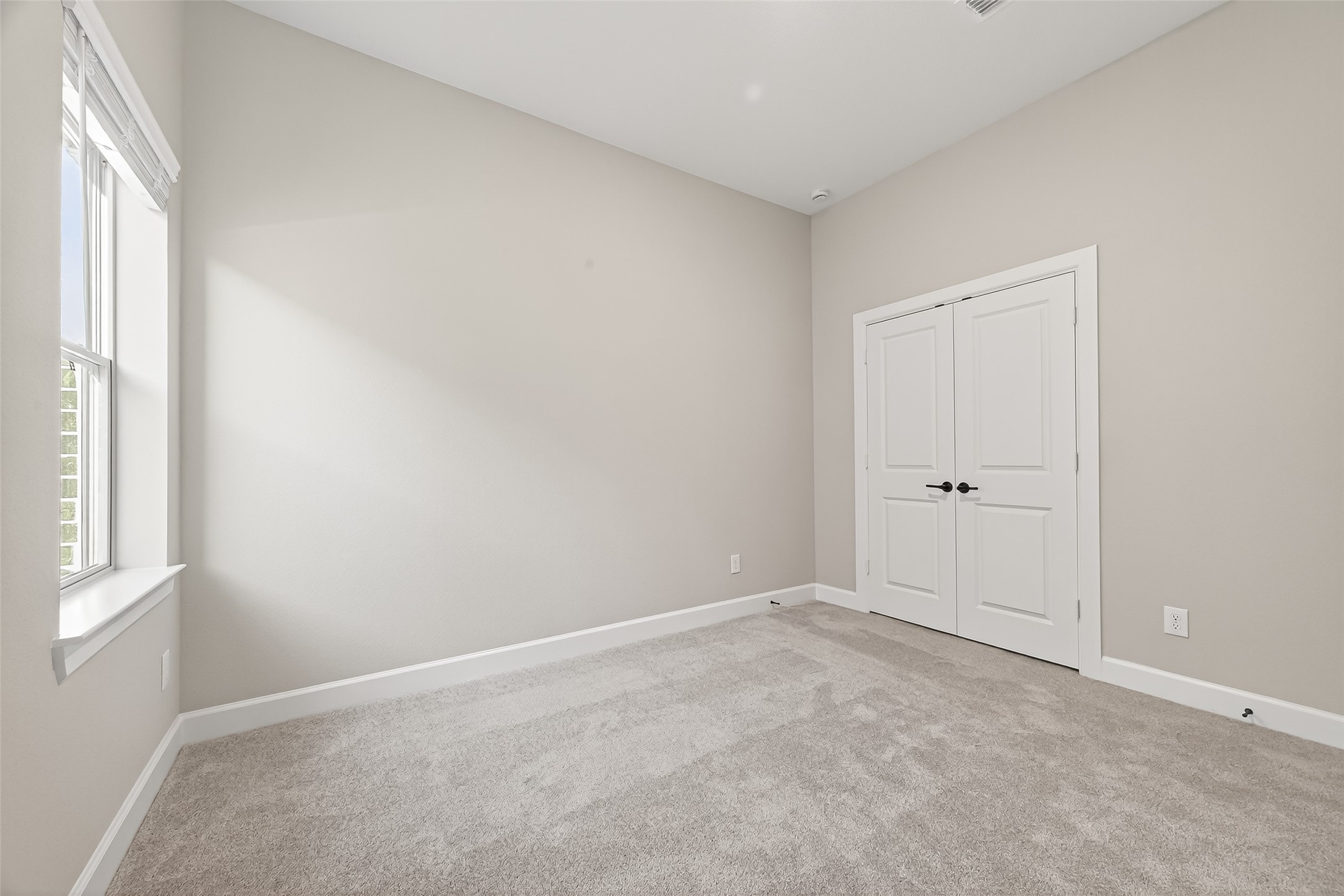 11219 Peacock Flower Street Cypress, TX 77433 - Photo 27 of 50 an empty room with windows and closet