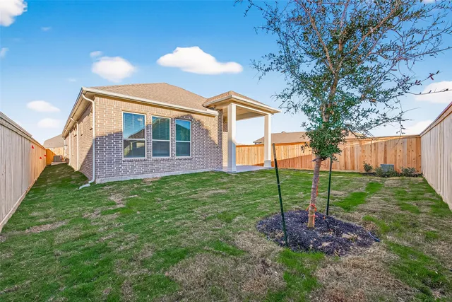a view of a house with backyard