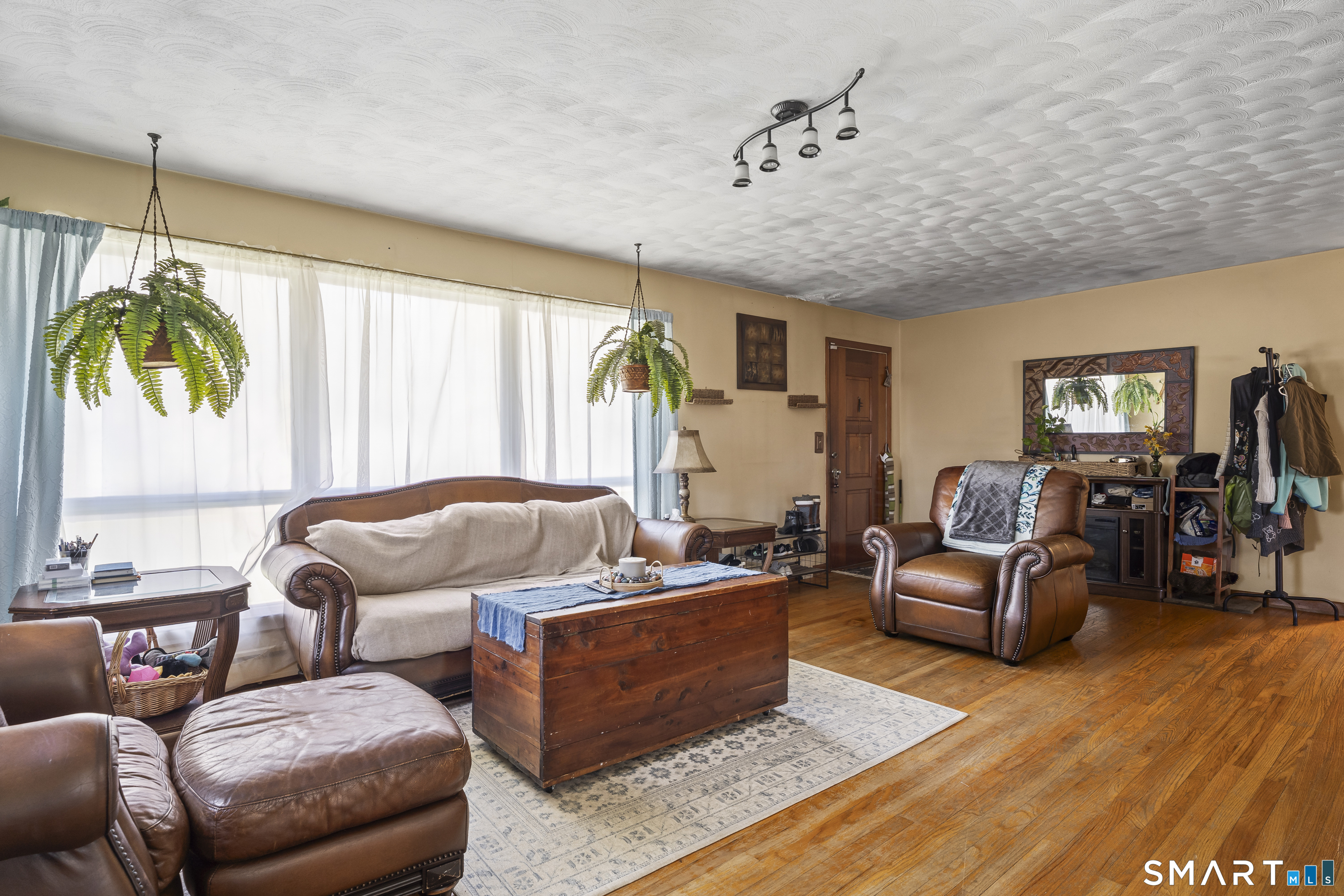 76 Lucas Park Road Norwich, CT 06360 - Photo 9 of 39 a living room with furniture