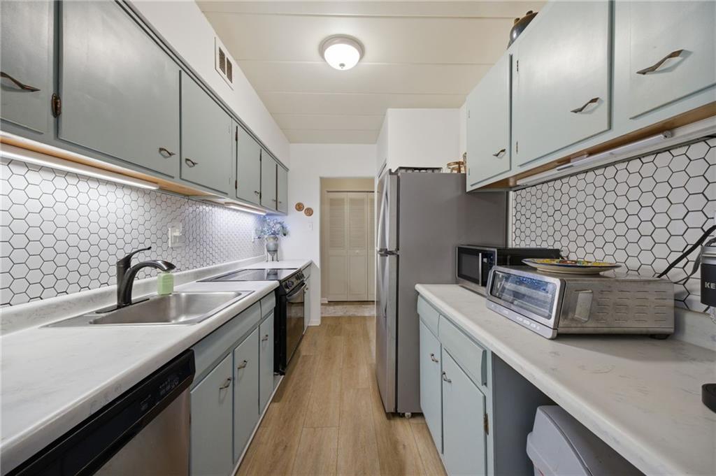 53 Highland Road, Unit 401 Bethel Park, PA 15102 - Photo 11 of 36