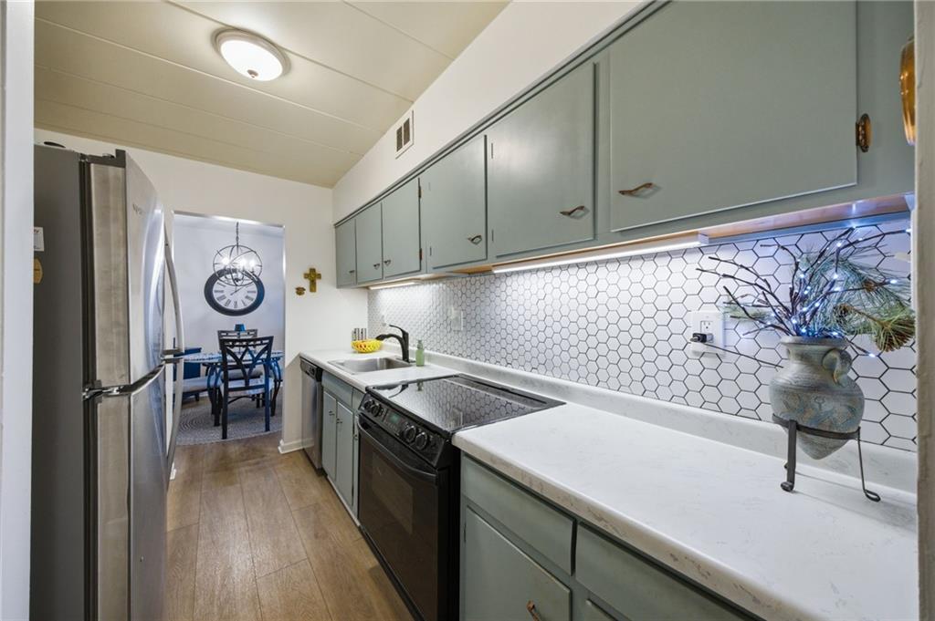 53 Highland Road, Unit 401 Bethel Park, PA 15102 - Photo 12 of 36