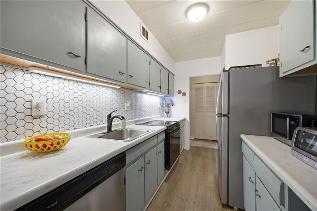 53 Highland Road, Unit 401 Bethel Park, PA 15102 - Photo 10 of 36