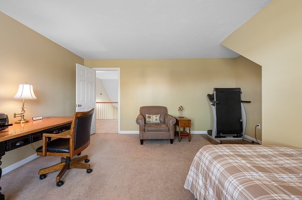115 Ariel Circle, Unit 115 Sutton, MA 01590 - Photo 23 of 39 a bedroom with a workspace