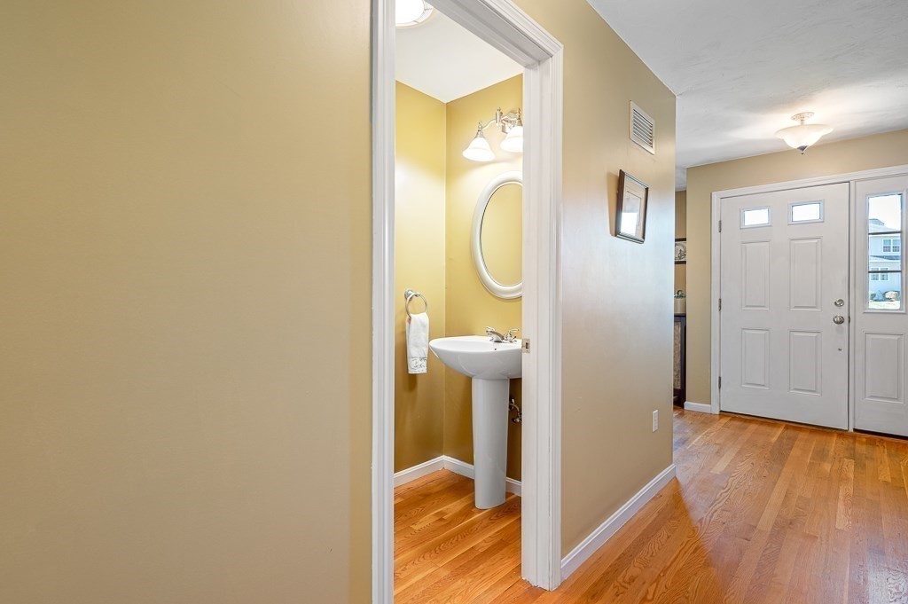 115 Ariel Circle, Unit 115 Sutton, MA 01590 - Photo 10 of 39 a view of a bathroom from a bathroom
