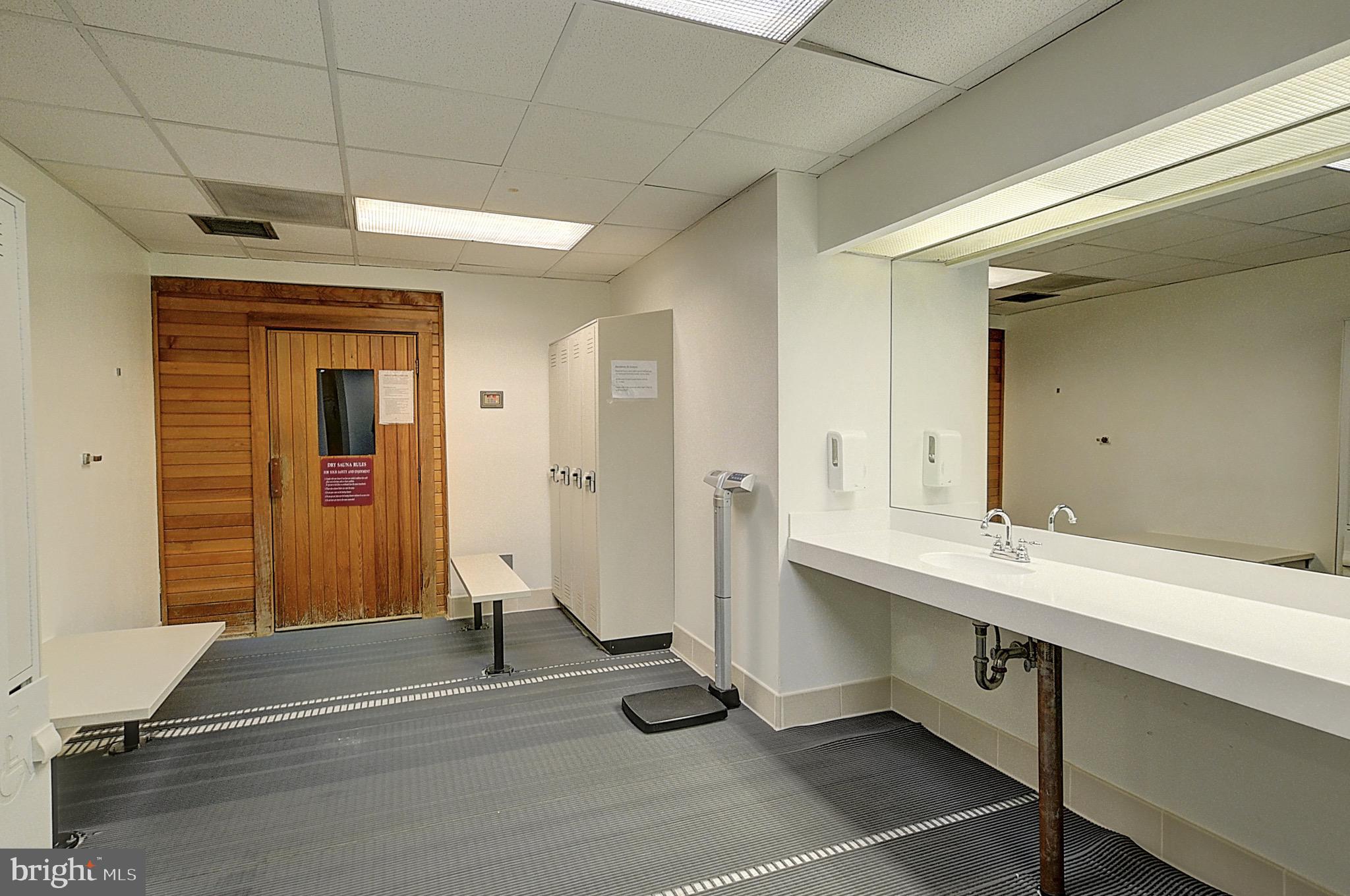 5225 Pooks Hill Road, Unit 1517N Bethesda, MD 20814 - Photo 22 of 30 a bathroom with a sink and a mirror