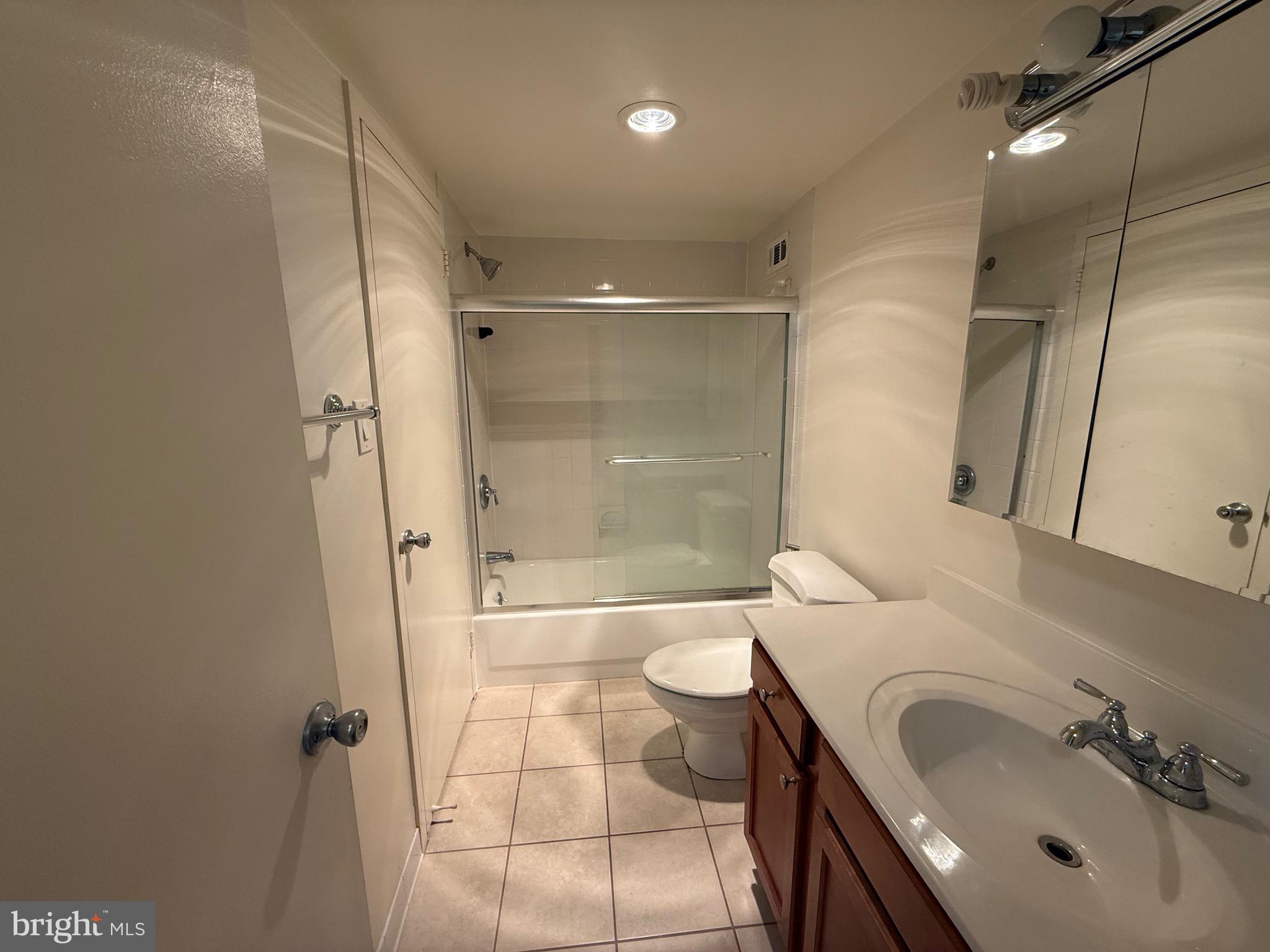 5225 Pooks Hill Road, Unit 1517N Bethesda, MD 20814 - Photo 10 of 30 a bathroom with a sink toilet and shower