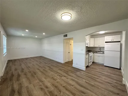 $1,695 | 2500 Johnson Street, Unit 19, Hollywood, FL 33020