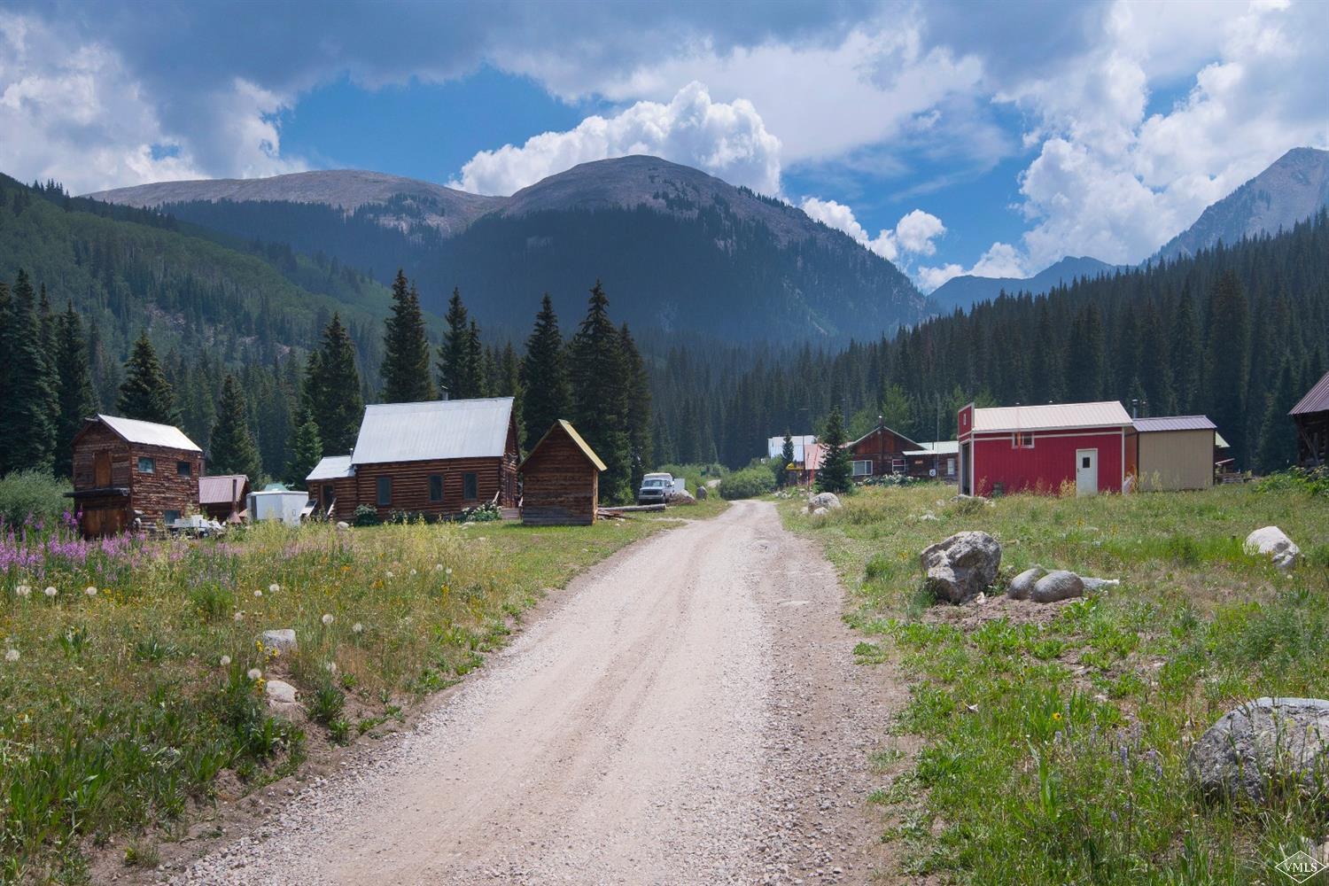 320 Mill Road Eagle, CO 81631 - Photo 23 of 24 a backyard of a house with table and chairs