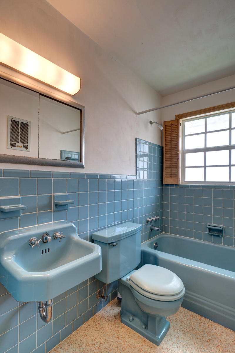 454 Northeast 28th Road Boca Raton, FL 33431 - Photo 19 of 24 Guest Bathroom