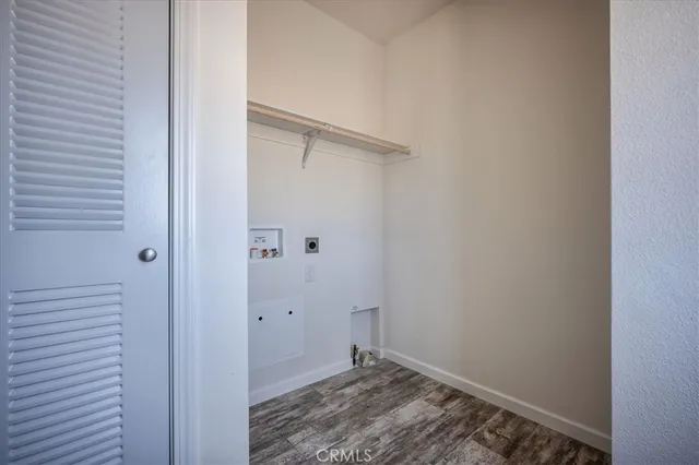 en empty room with closet and a ceiling fan