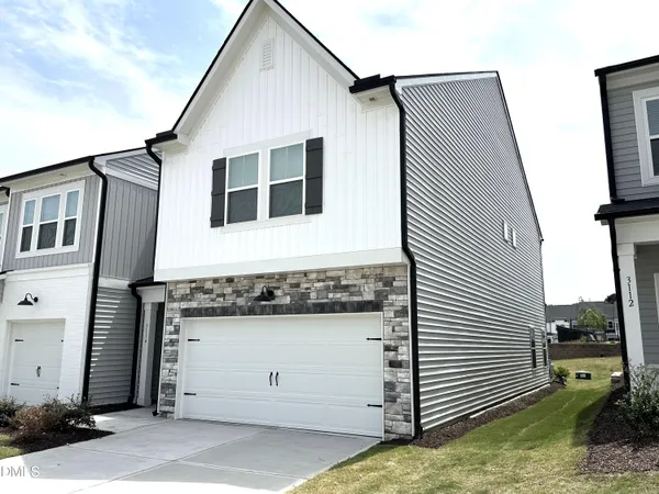 a view of a house with backyard