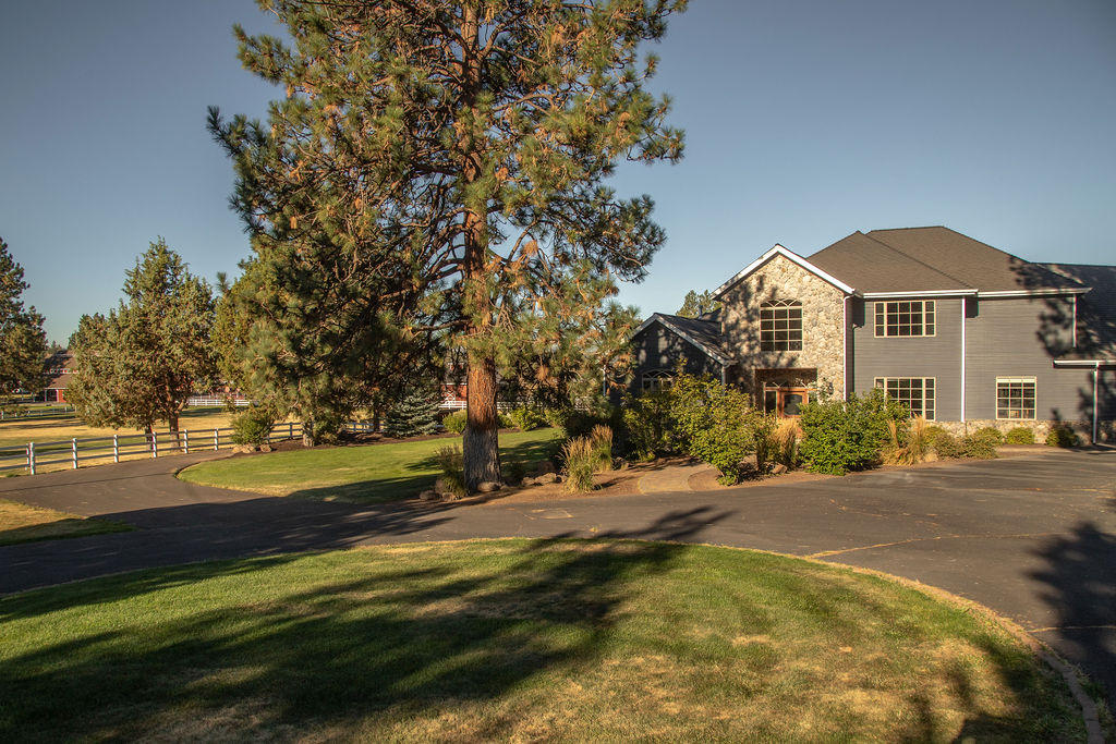 60675 Billadeau Road Bend, OR 97702 - Photo 8 of 87 PhotoMyListing-32