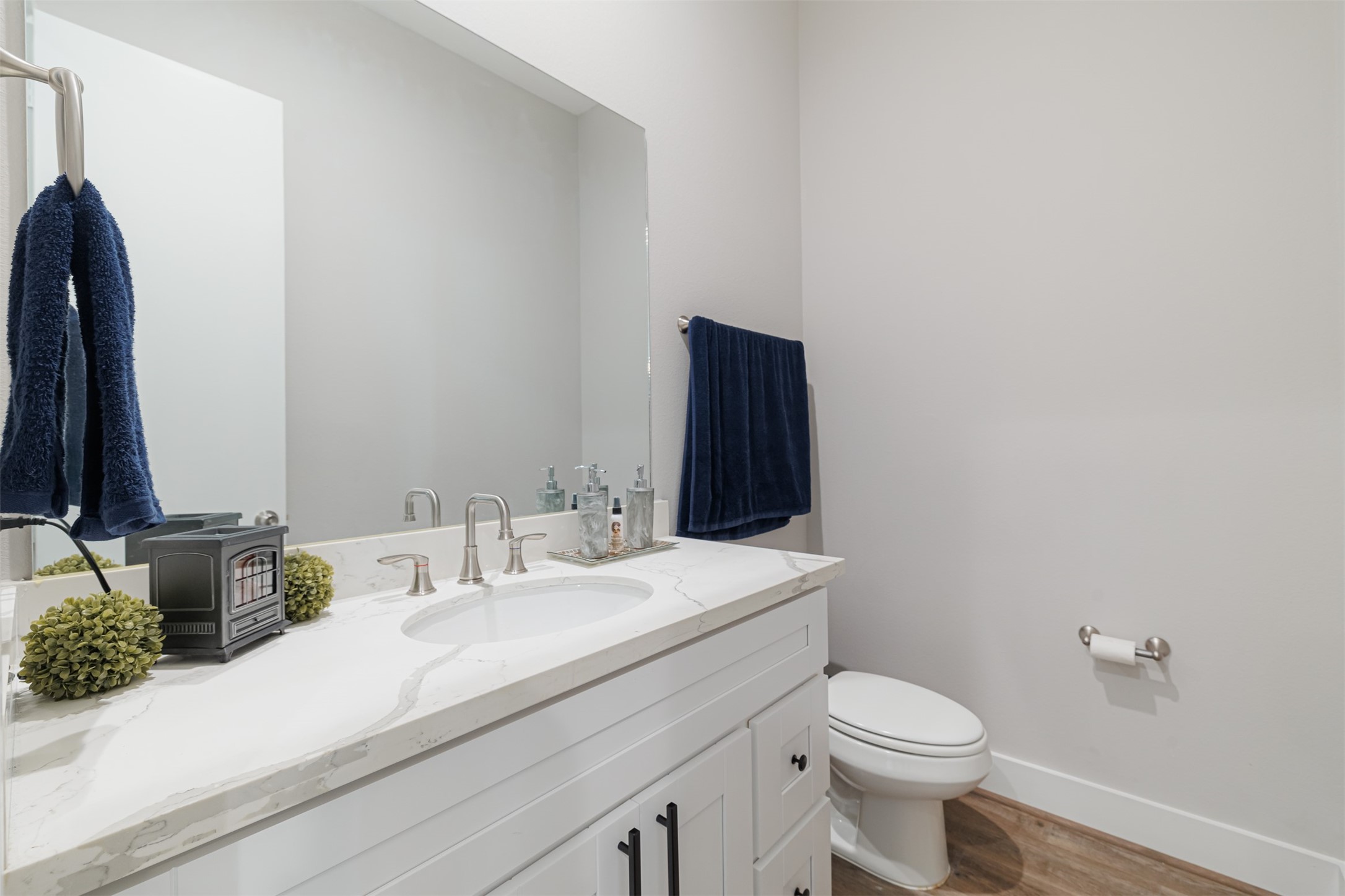 7814 De Priest Street Houston, TX 77088 - Photo 21 of 31 Half bath located off the kitchen.