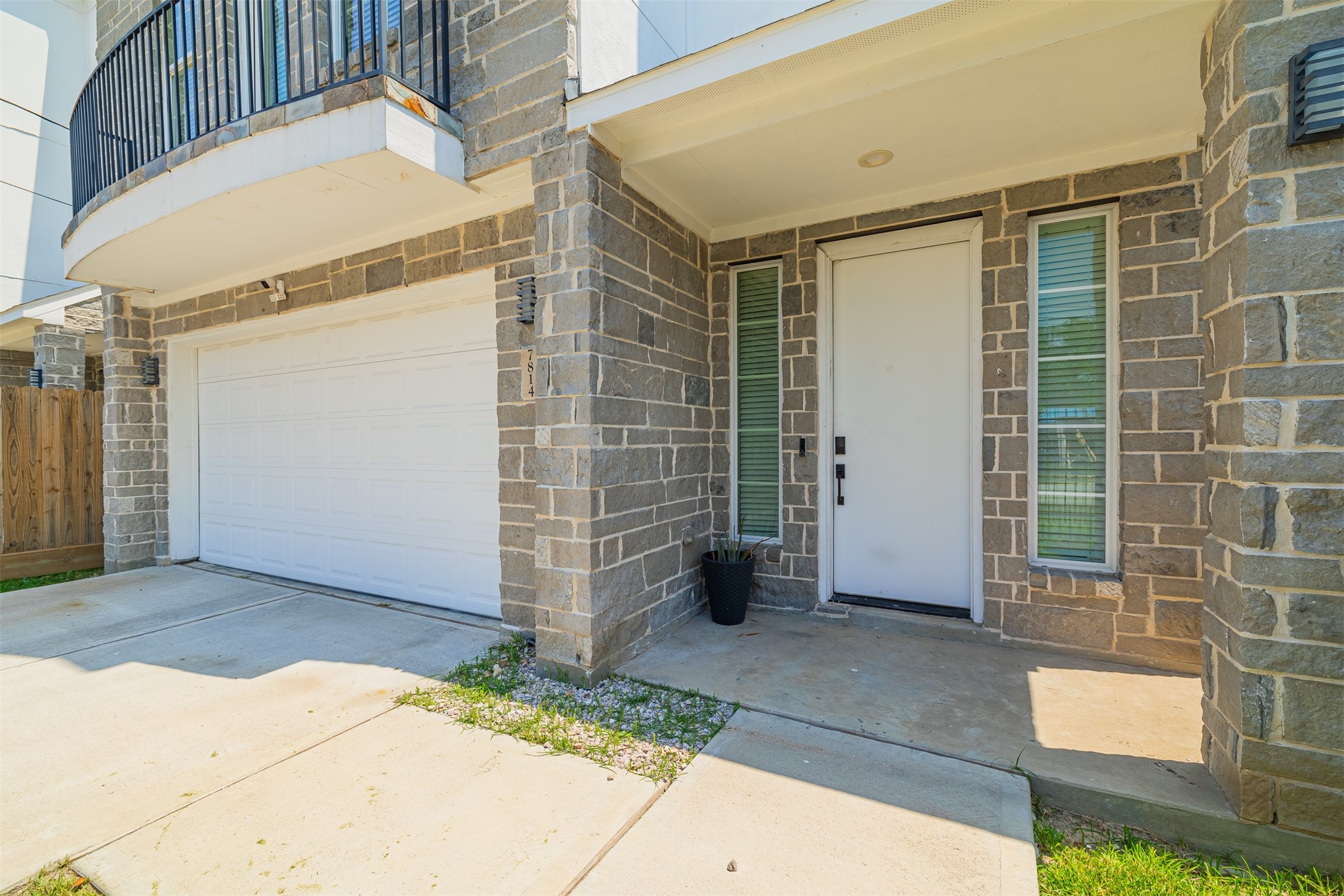 7814 De Priest Street Houston, TX 77088 - Photo 3 of 31 Covered front porch.
