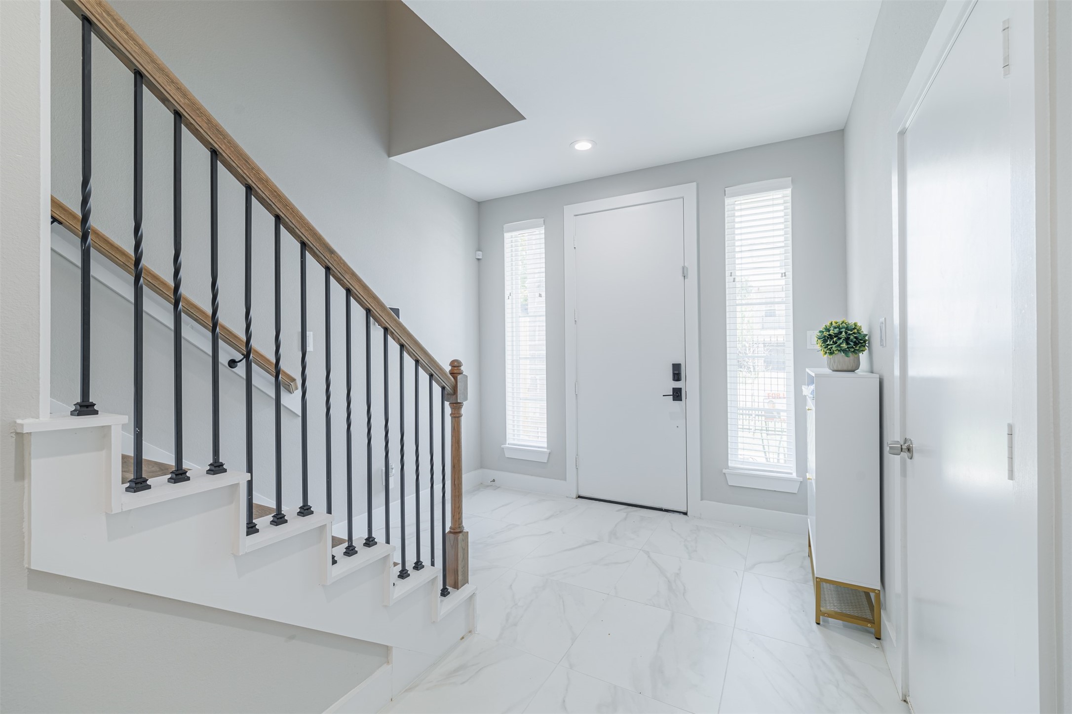 7814 De Priest Street Houston, TX 77088 - Photo 6 of 31 Foyer with tile flooring.