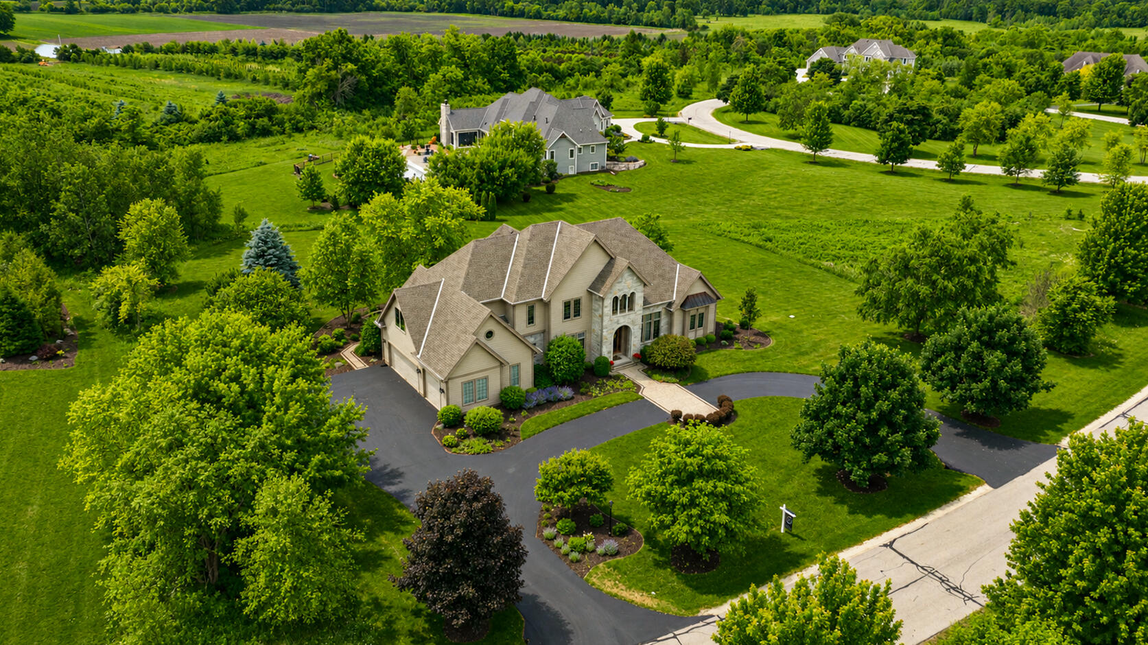 11092 Sutton Ridge Drive Mequon, WI 53097 - Photo 8 of 40 Bird's View