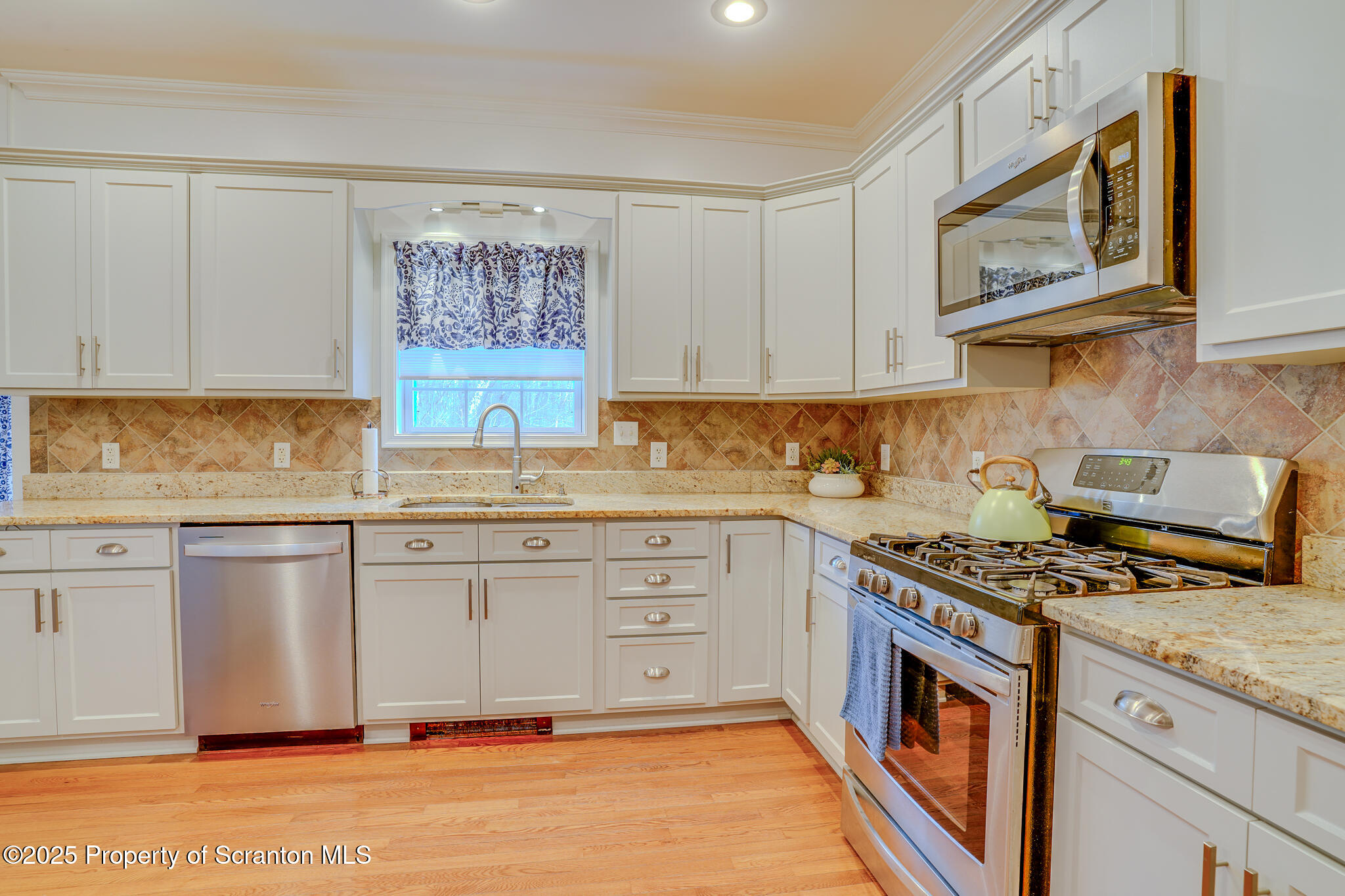 106 Constitution Drive Moscow, PA 18444 - Photo 20 of 119 Kitchen