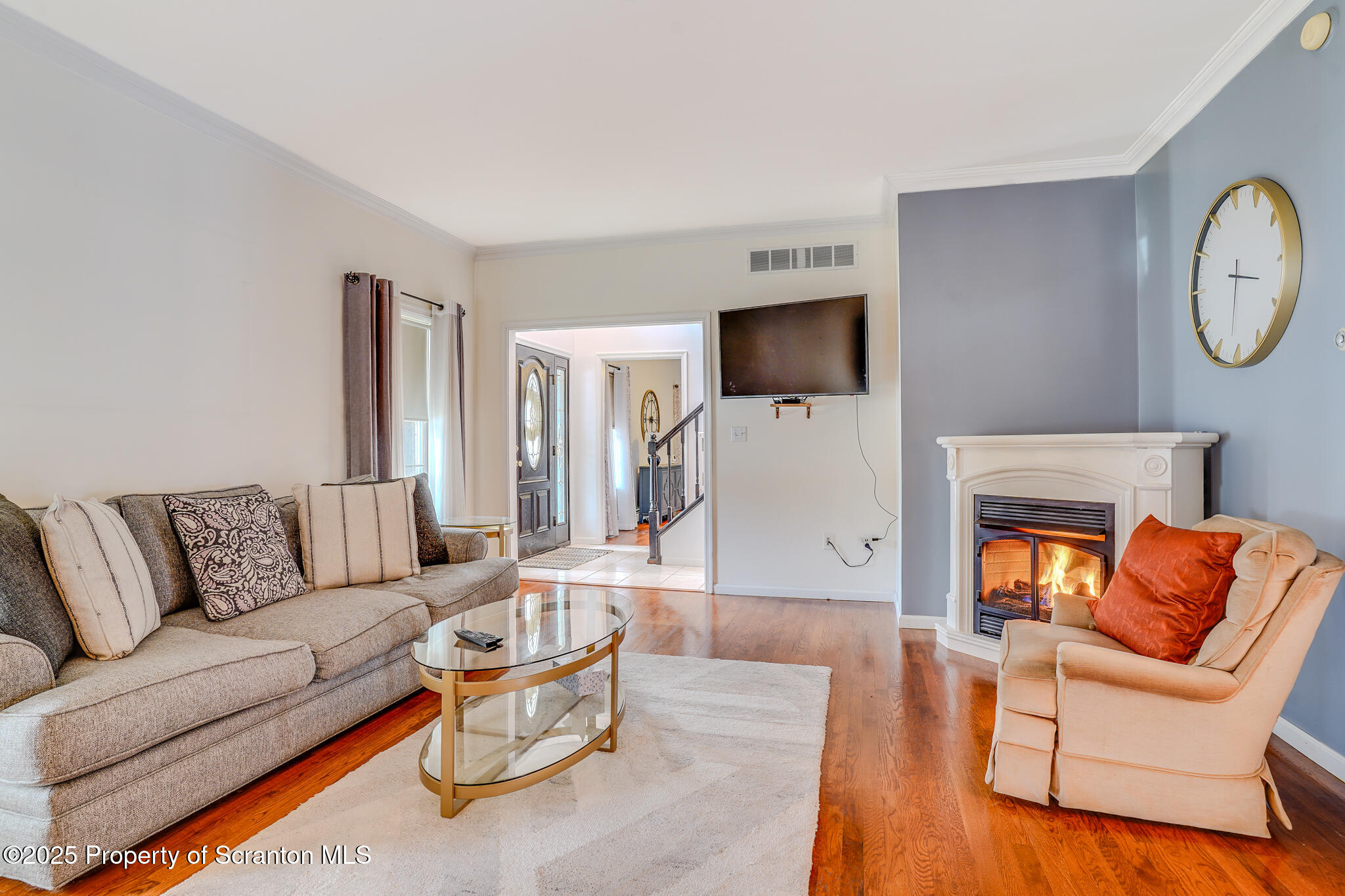 106 Constitution Drive Moscow, PA 18444 - Photo 9 of 119 Living Room