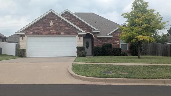 $2,000 | 1722 Shawnee Drive, Cleburne, TX 76033