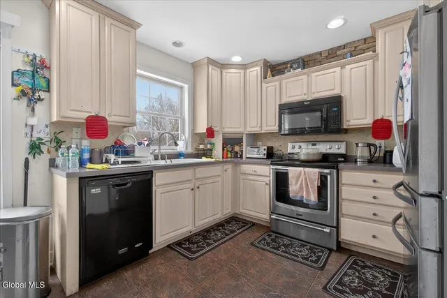 $525,000 | 118 Horizon Boulevard, Rotterdam, NY 12306