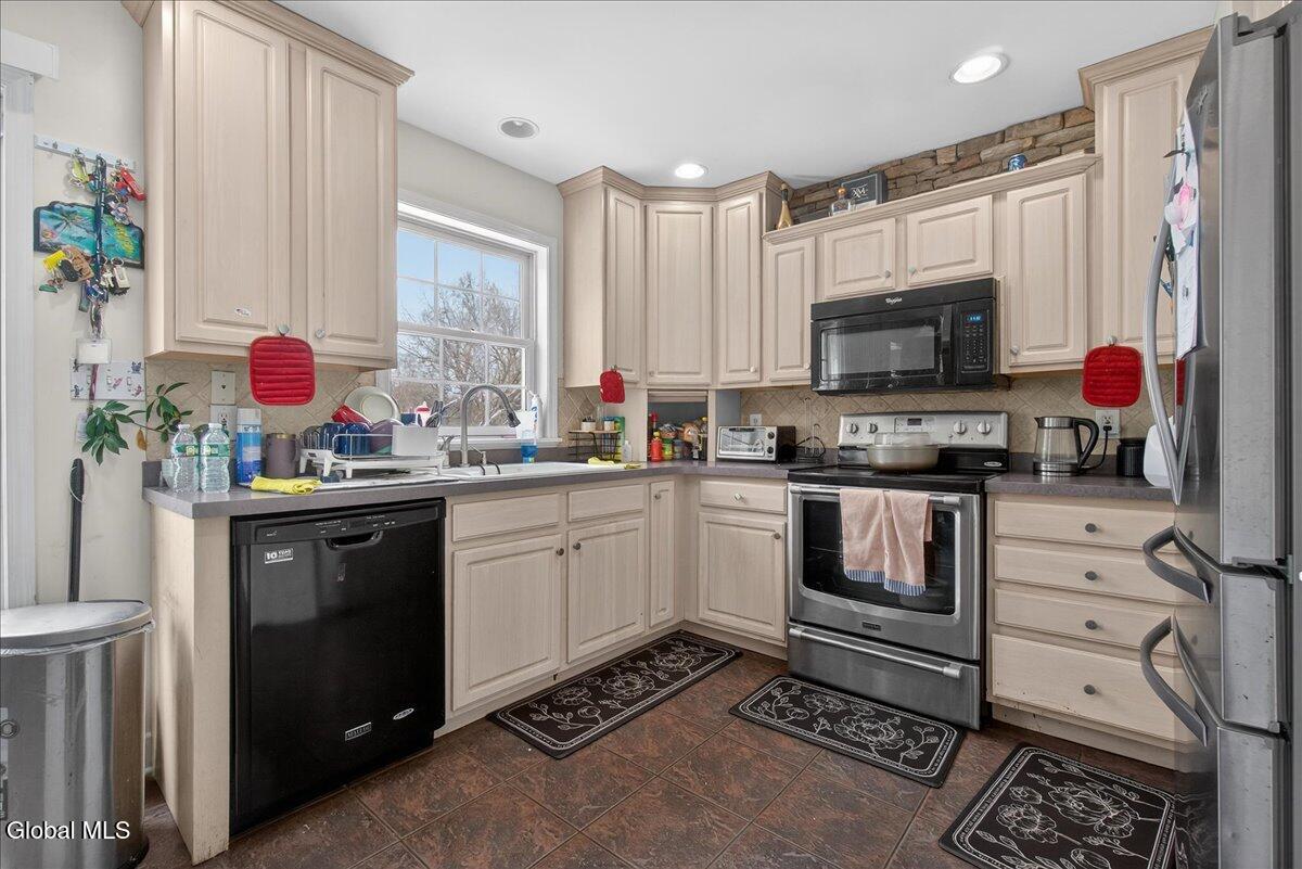 118 Horizon Boulevard Rotterdam, NY 12306 - Photo 20 of 44 07-118 Horizon Blvd-7