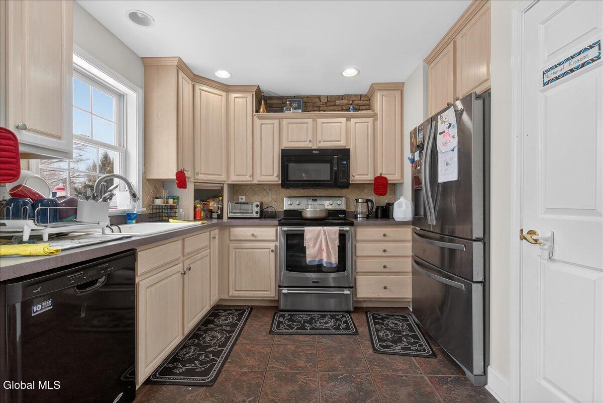 118 Horizon Boulevard Rotterdam, NY 12306 - Photo 21 of 44 08-118 Horizon Blvd-8