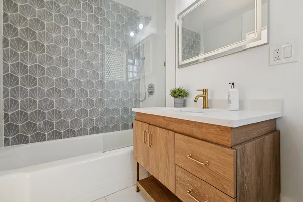 $3,295 | 10454 South Claremont Avenue, Unit 1, Chicago, IL 60643