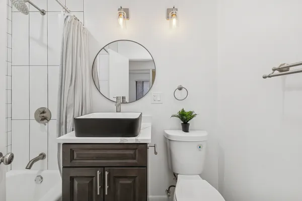 $3,295 | 10454 South Claremont Avenue, Unit 1, Chicago, IL 60643